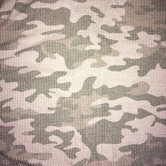 Camouflage Button-Front Crop Style Top - Picture 5 of 6